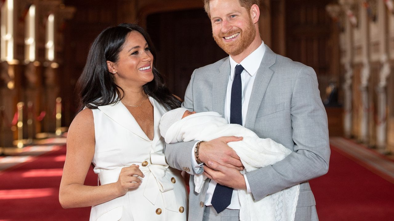 Prince Harry, Duke of Sussex and Meghan, Duchess of Sussex, pose with their newborn son Archie Harrison Mountbatten-Windsor during a photocall in St George&#039;s Hall at Windsor Castle on May 8, 2019 in Windsor, England. The Duchess of Sussex gave birth at 05:26 on Monday 06 May, 2019