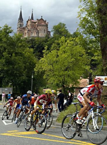 Oooh look a castle - the Vuelta peloton is probably not taking in the scenery