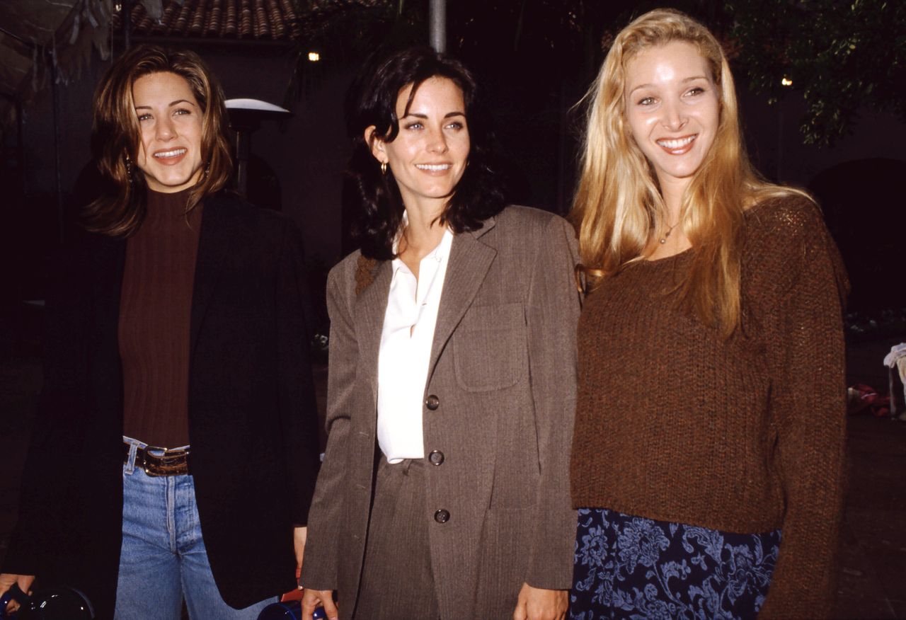 American actress Jennifer Aniston, American actress Courteney Cox and American actress Lisa Kudrow of the television comedy, Friend&#039;s circa 1995. 