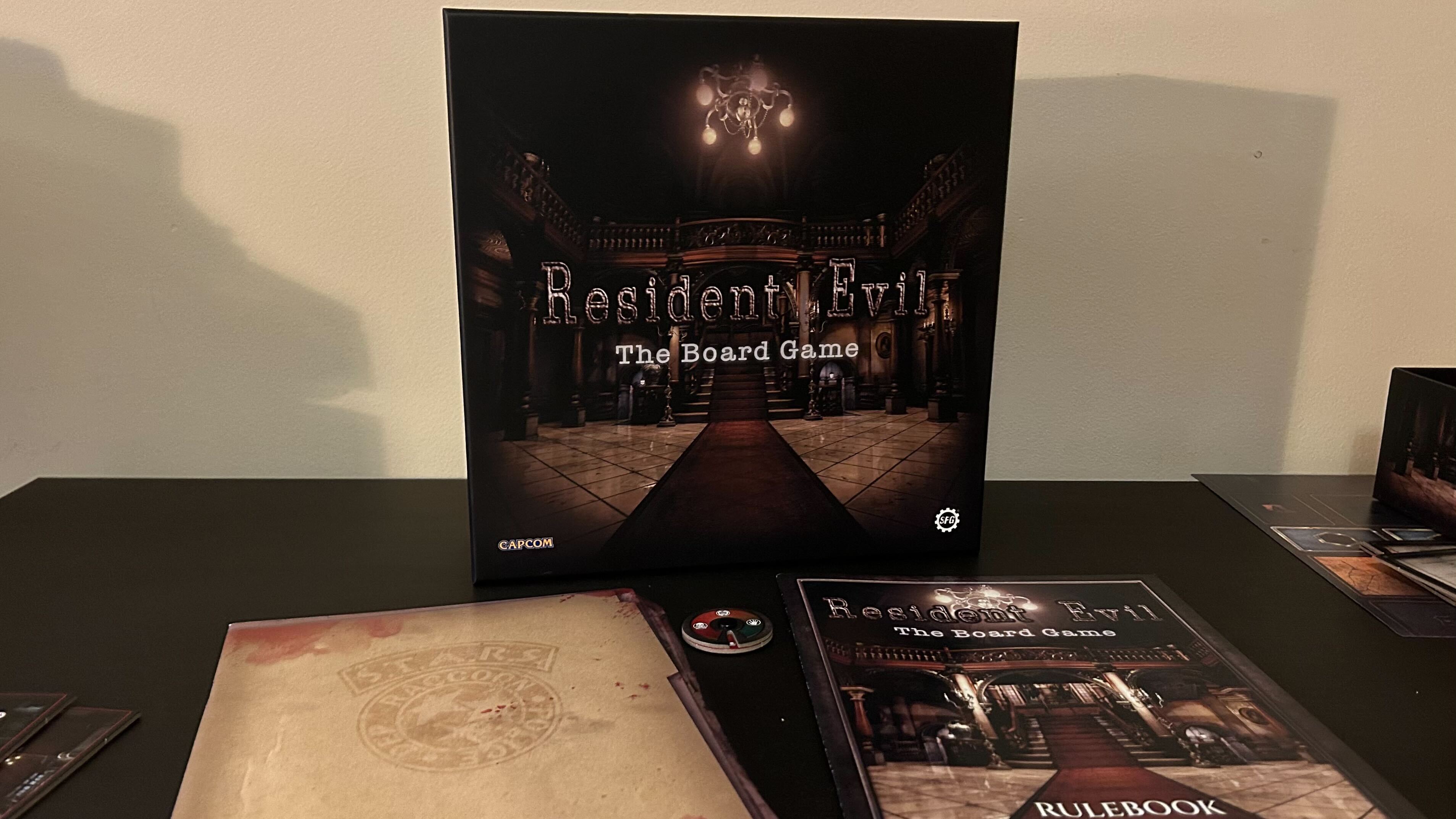 Pudełko z grą planszową Resident Evil i książeczki z instrukcjami na czarnym stole