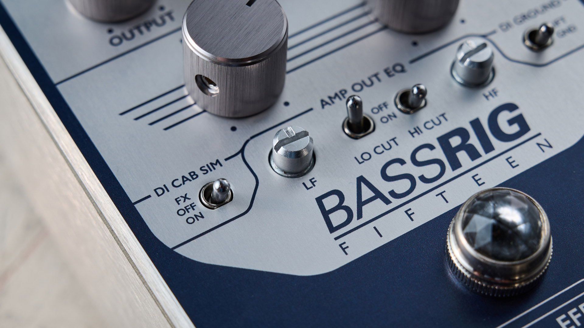 Origin BASSRIG 15: the classy bass pedal has a red jewel lamp just like a real amplifier and is photographed in close-up.