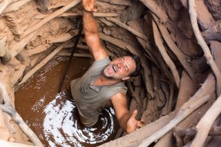 Russell Crowe in a well