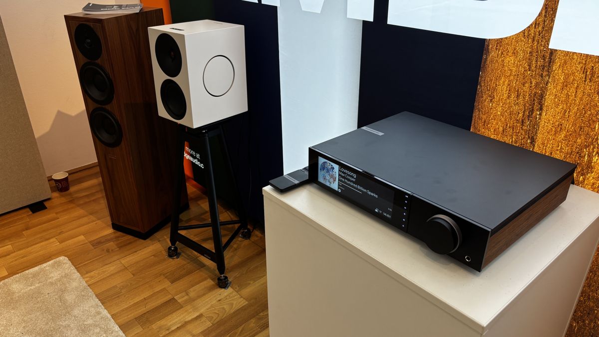 Cambridge Evo 300 streaming amp with L/R X speakers