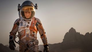 Huvudpersonen vandrar över Mars iklädd sin rymddräkt i The Martian