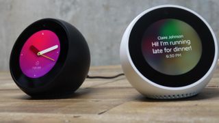 Echo Spot è uno smart speaker compatto ed è dotato di schermo.