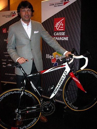 Fausto Pinarello shows off Caisse d'Epargne-Illes Balears' new team bike colours, displayed here on a Paris Carbon FP.