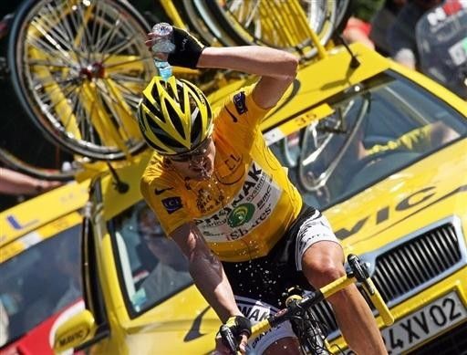 Floyd Landis (Phonak) douses himself with water