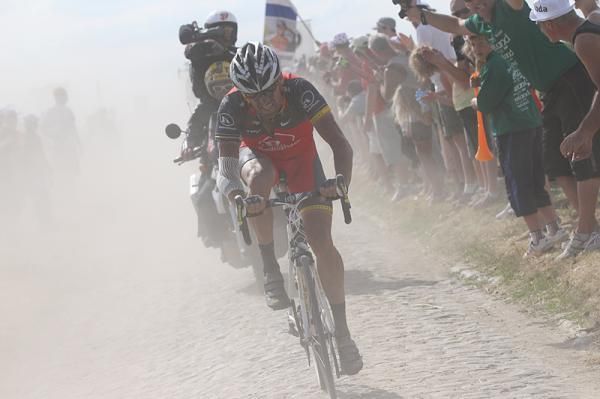 Lance Armstrong (Team Radioshack) buries himself to minimize the time lost after an unfortunate puncture late in Stage 3. Might the current situation be different if he had been using a bit of sealant in his tires?