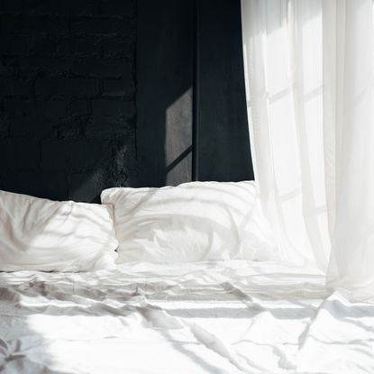 picture of a bed - best pillows