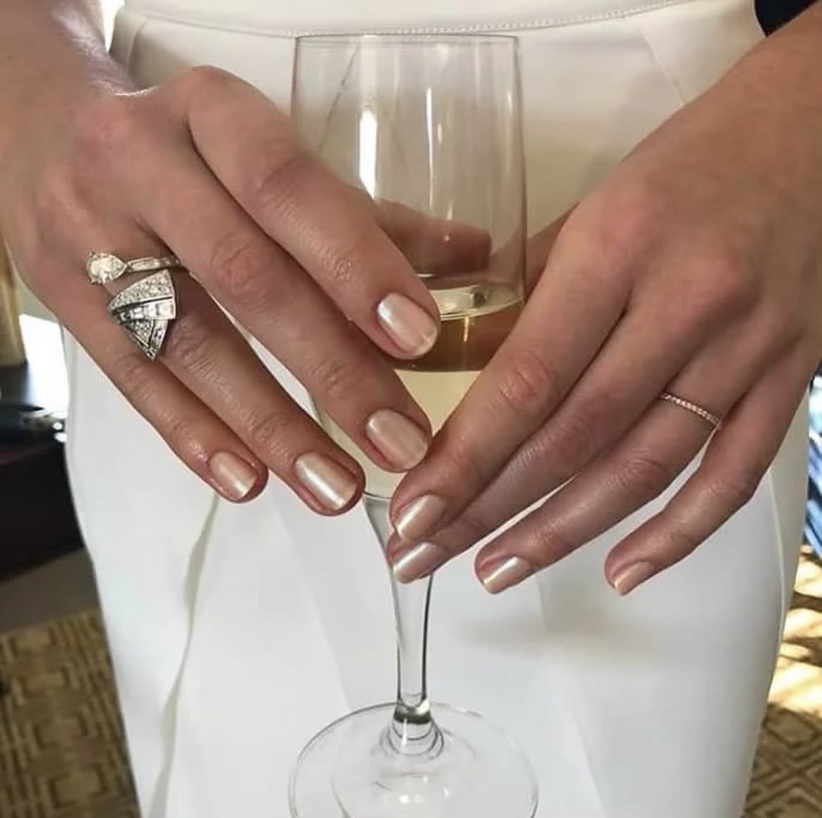 Photo of Margot Robbie&#039;s toasted nail look