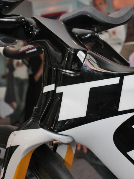 Cables run inside the handlebar and down through the stem directly into the frame.