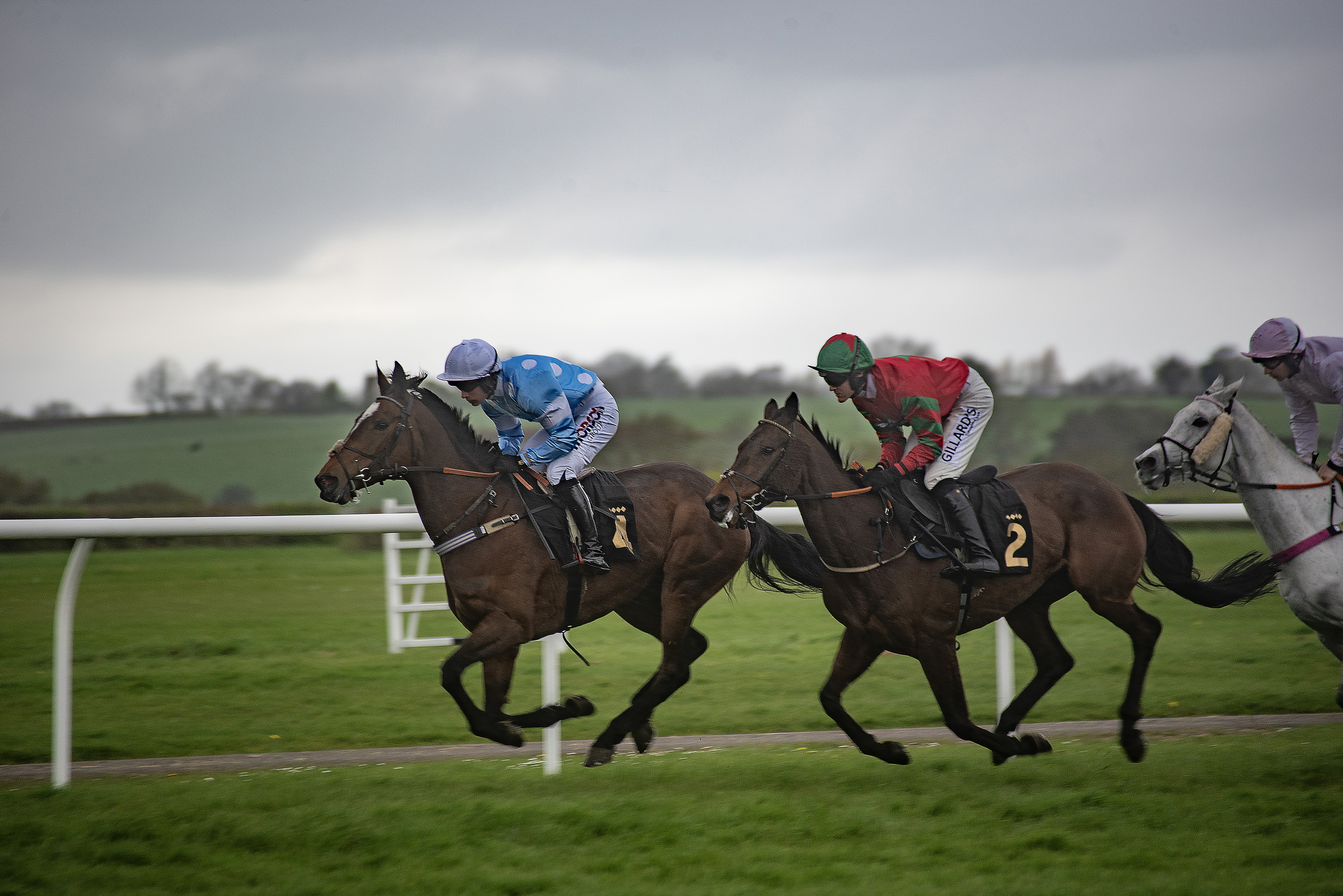 As the horses approach they are moving very quickly so ensure the shutter speed is fast enough to capture them in mid-gallop.