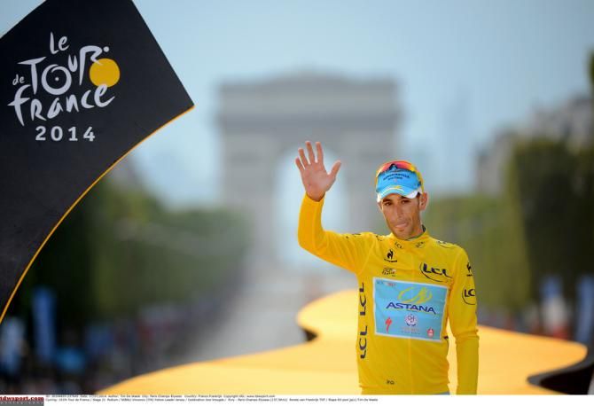 Vincenzo Nibali (Astana) in yellow on the Champs-&Eacute;lys&eacute;es
