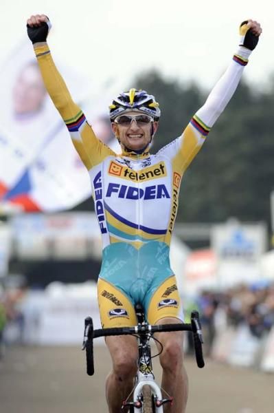 Former world champion Bart Wellens (Telenet - Fidea) takes his first major victory of the season.