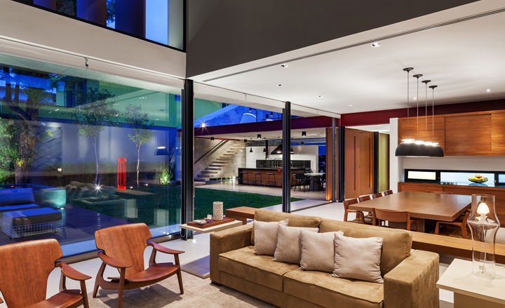 The shrewd arrangement of rooms on the upper floor grants the living room on the ground level double height ceilings