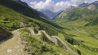 what are switchbacks: hikers on TMB switchback