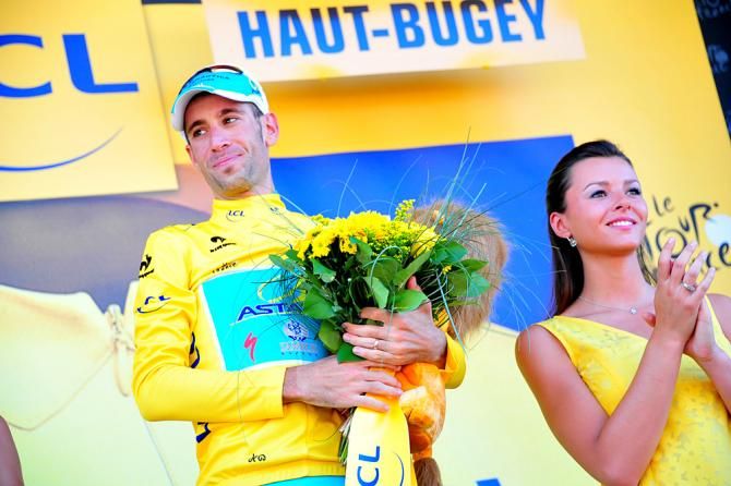 Vincenzo Nibali (Astana) still in the maillot jaune