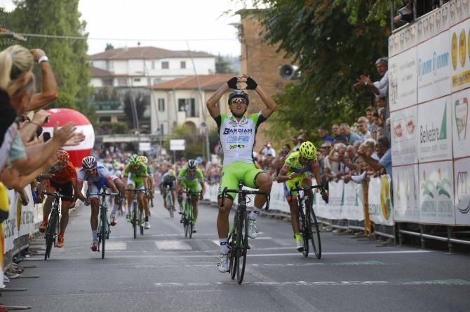 Sonny Colbrelli (Bardiani-CSF) seals the win.