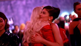 gigi hadid and kendall jenner hugging at the vanity fair oscars party in 2023