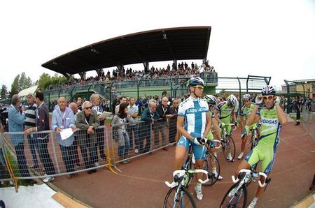 Finnish Champion Kjell Carlstrom (Liquigas) waits with his teammates.