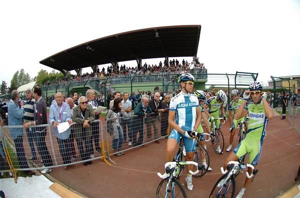 Finnish Champion Kjell Carlstrom (Liquigas) waits with his teammates.