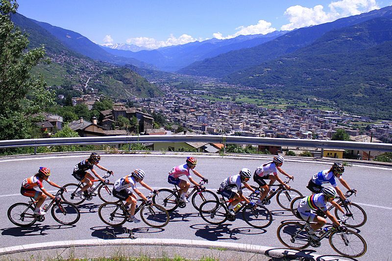 The peloton during stage 6 at the Giro Rosa