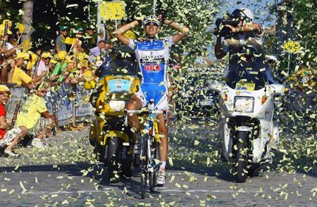 Mattia Cattaneo (Trevigiani Bottoli) wins the GP Capodarco amidst a shower of confetti.