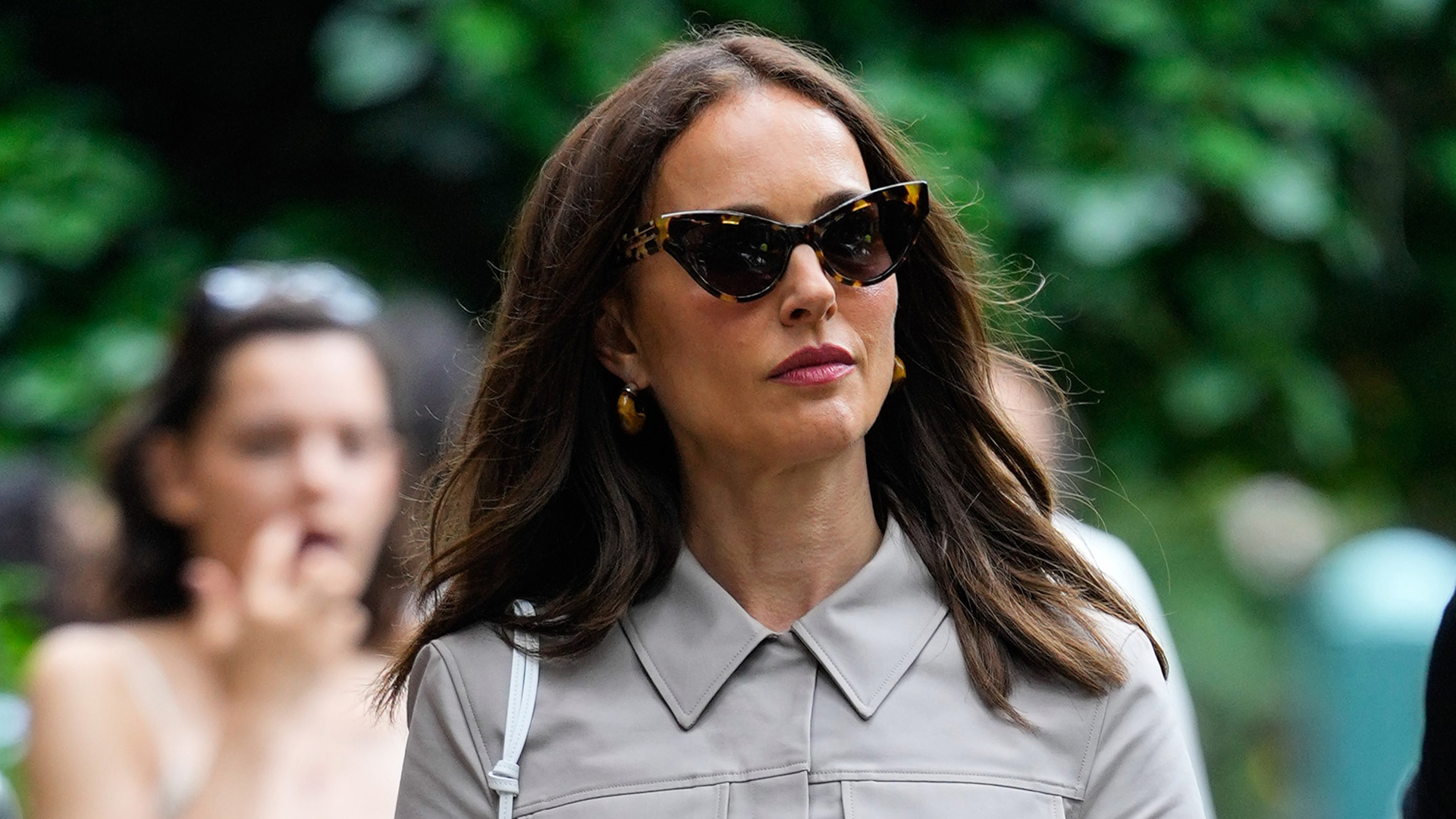 Natalie Portman styled light-wash jeans with chunky sneakers