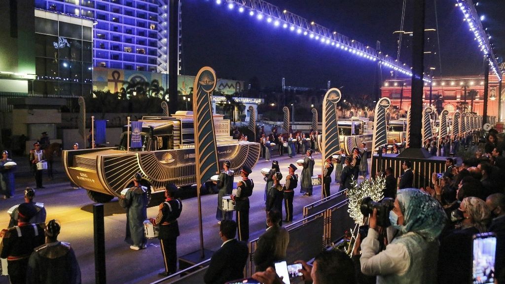 Journalists film as the carriage carrying the mummy of Pharaoh Ramses II (12791213 BC) advances as part of the parade of 22 ancient Egyptian royal mummies departing from the Egyptian Museum in Cairo&#039;s Tahrir Square on April 3, 2021, on their way to their new resting place at the new National Museum of Egyptian Civilisation.