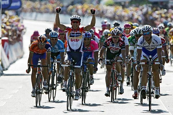Robbie McEwen (Davitamon-Lotto) celebrates his win.