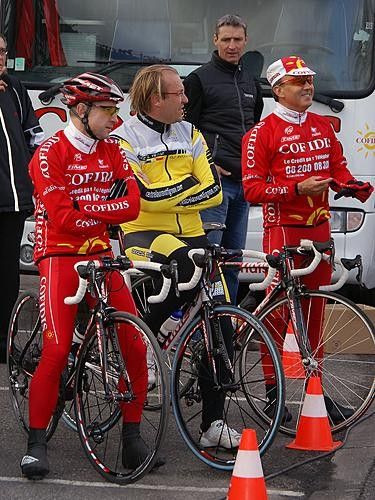 Is that who we think it is? Yes, indeed, Laurent Fignon pays a visit to the Cofidis boys.