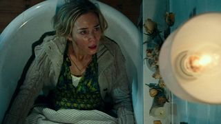 Moren i skrekkfilmen A Quiet Place ligger i et badekar og forsøker å være stille.