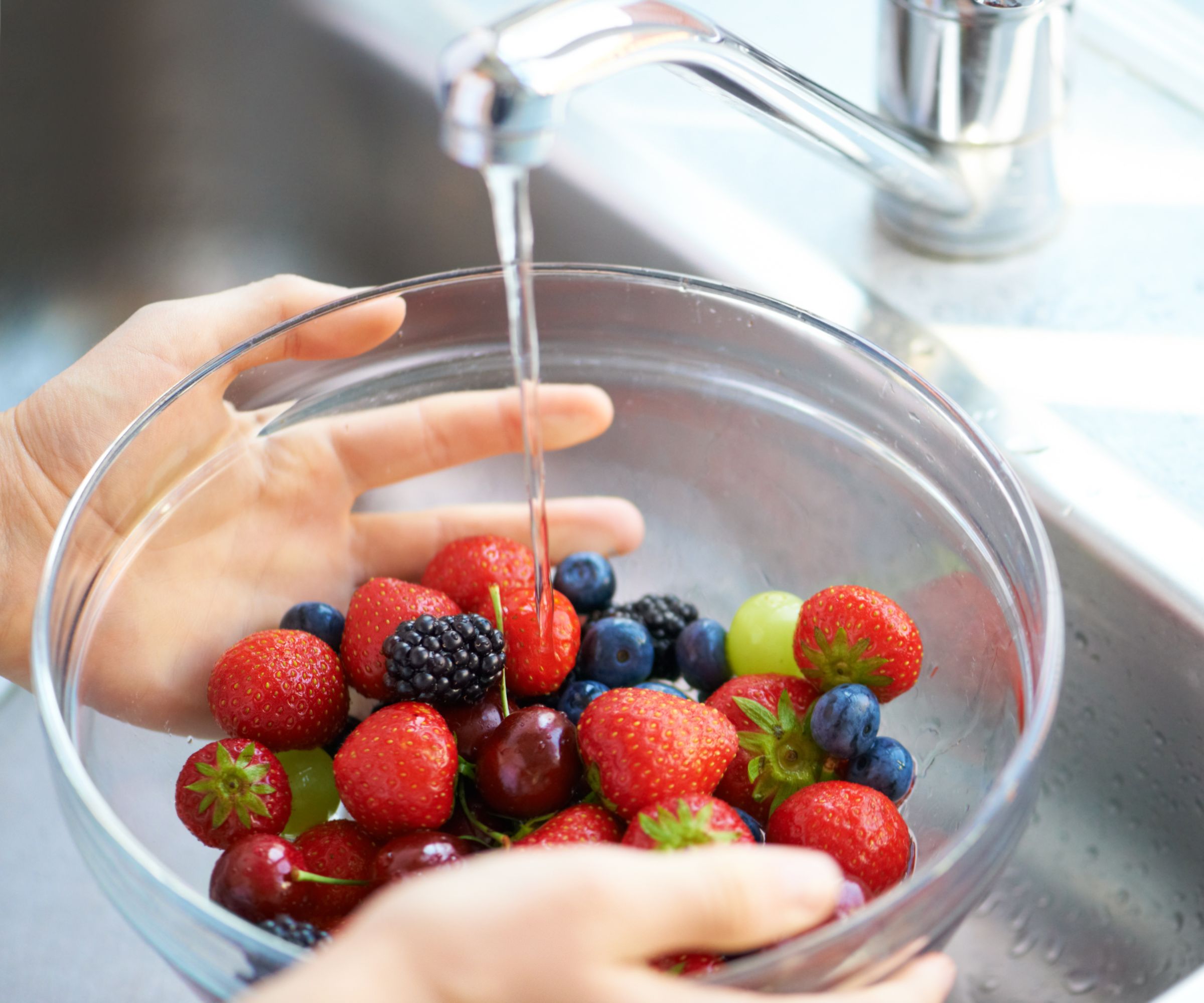 The best way to wash fruit and produce: according to chefs | Homes ...