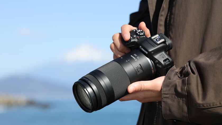 The Canon RF 75-300mm f/4-5.6 in a photographer&#039;s hands