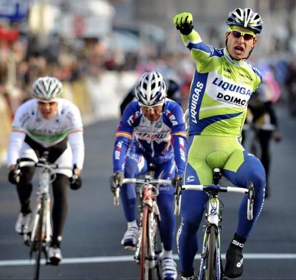Sagan crosses the line ahead of Rodriguez (Katusha) and Roche (Ag2R-La Mondiale)