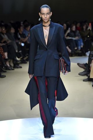 Alexander McQueen : Runway - Paris Fashion Week Womenswear Fall/Winter 2018/2019