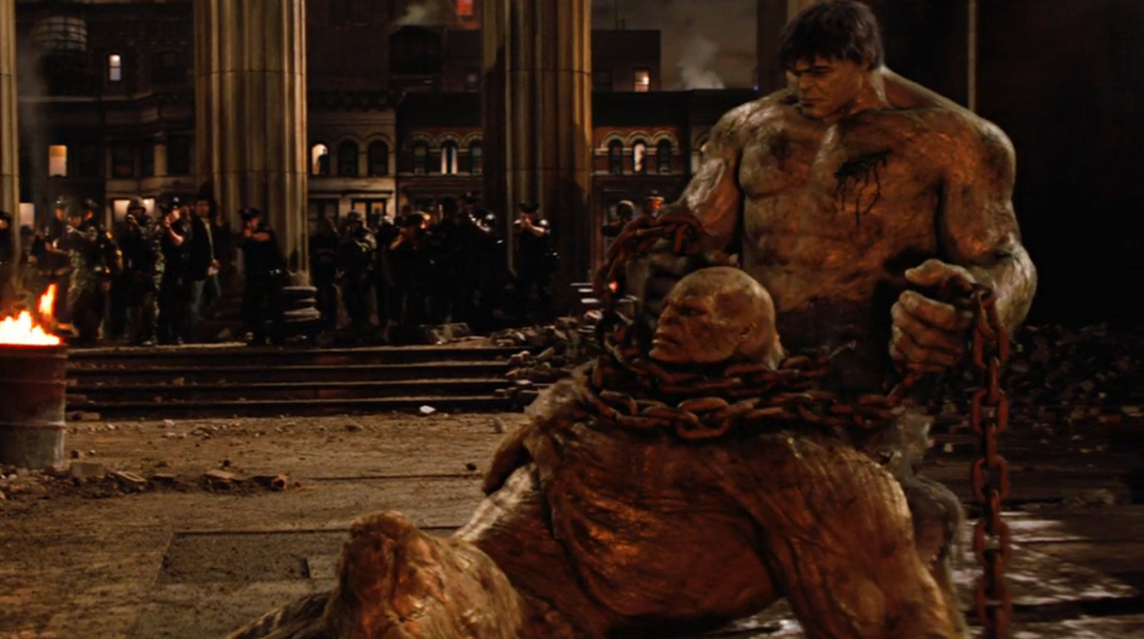 Hulk (Edward Norton) lucha contra Abominación (Tim Roth) en The Incredible Hulk.