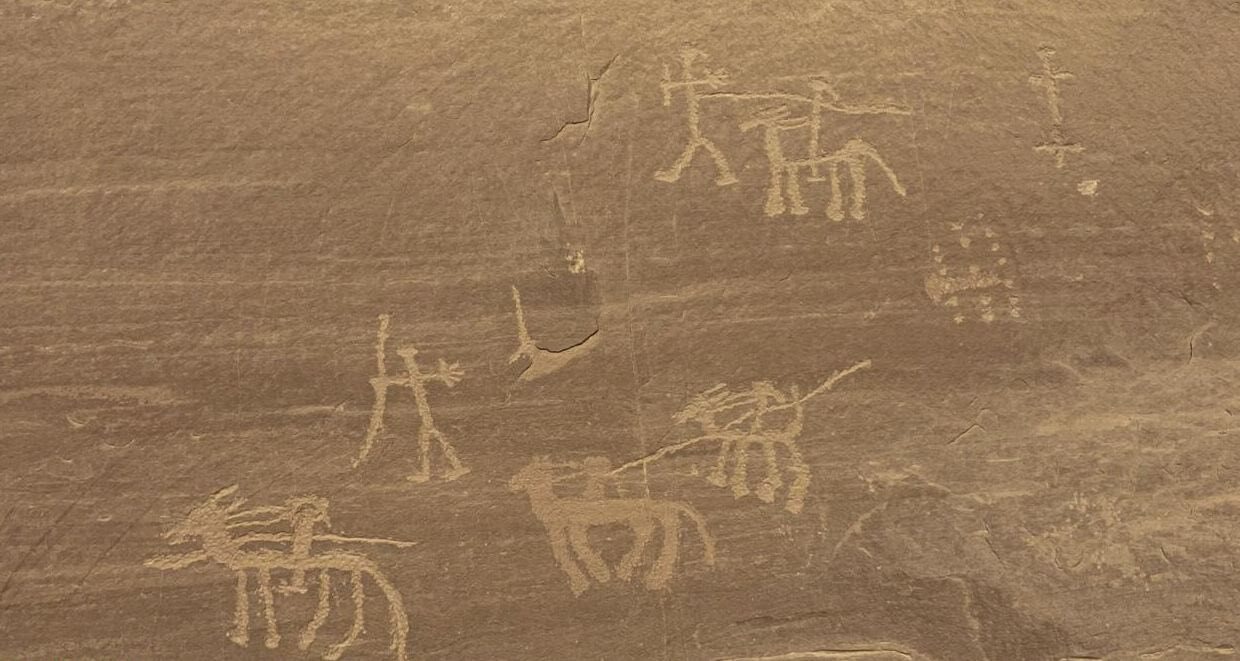 Серија цртежа уклесаних у браон стено