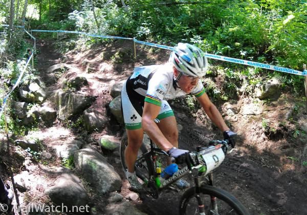 Nathalie Schneittner (Colonago Arreghini) on a rocky descent