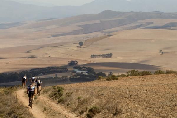 Riders drop down towards Caledon during stage 3