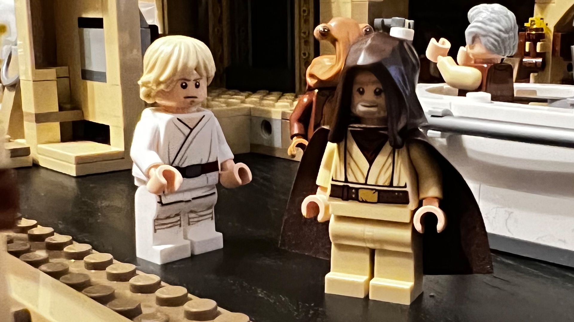 Lego Star Wars Mos Eisley Cantina_Luke Skywalker and Ben Kenobi minifigs_Jordan Middler