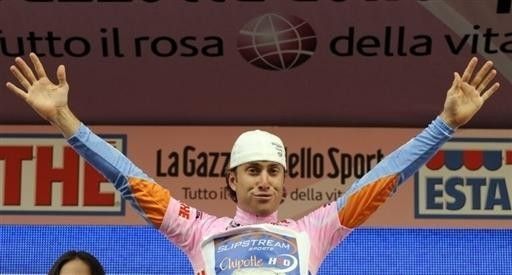 Vande Velde salutes the crowd in Palermo, Sicily.