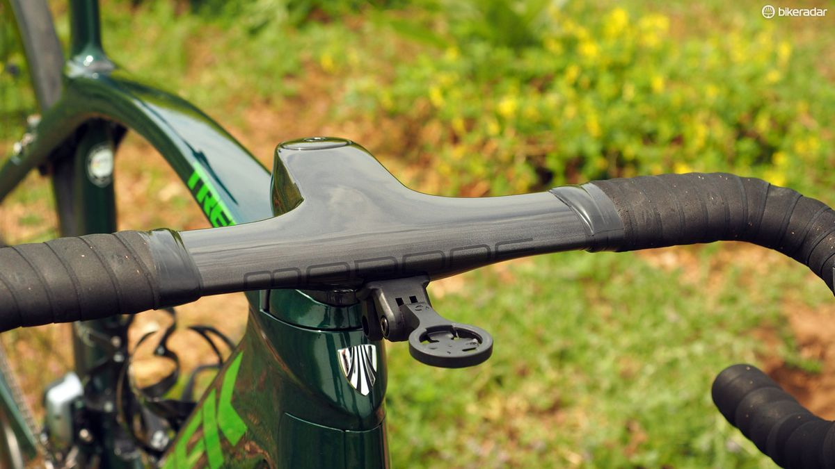 While many aero road bars practically insist that the tops remain untaped, the Madone setup at least gives you the option without messing up the aesthetics