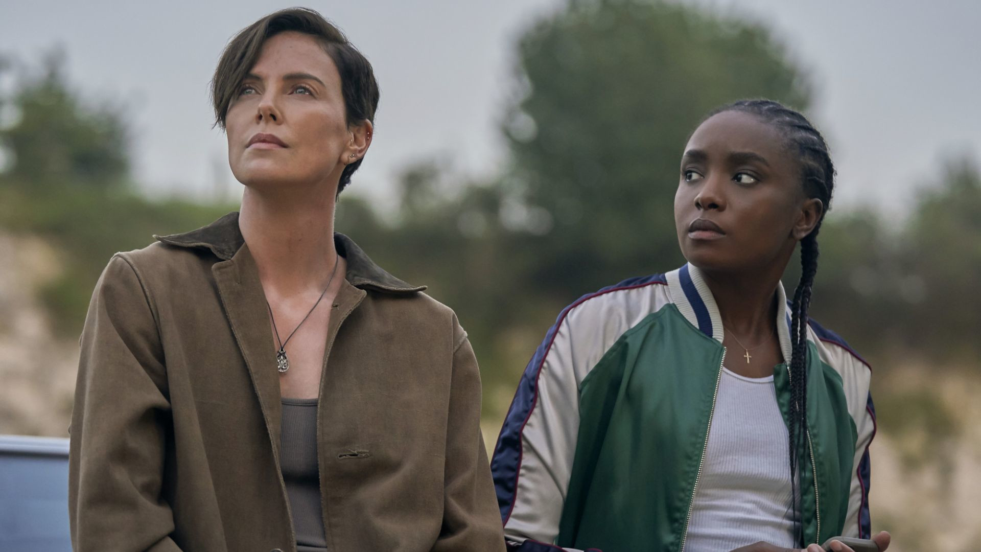 Charlize Theron dan Keke Layne dalam film fantasi Netflix The Old Guard.