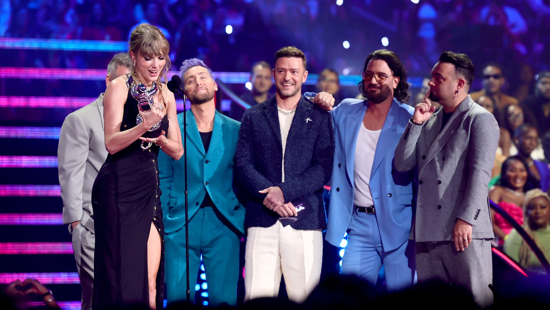 The story behind Taylor Swift's viral *NSYNC friendship bracelet moment at  the VMAs 2023