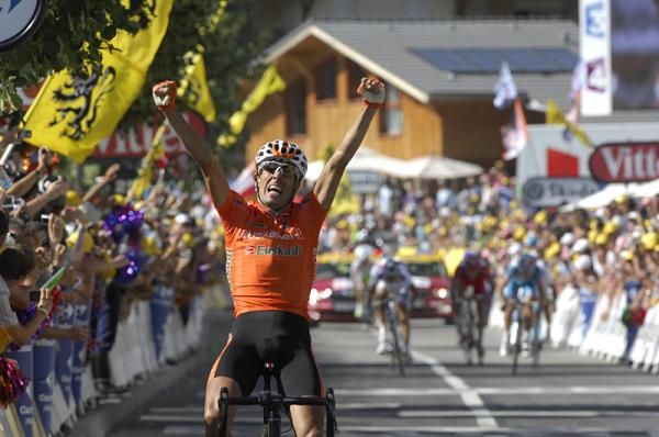 Mikel Astarloza (Euskaltel-Euskadi) wins stage 16 of the 2009 Tour de France.