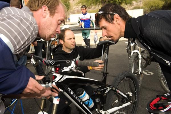 It's all about set up: Andreas Kloden talks with the mechanics about his shocks on the bike.