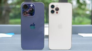 Comparaison côte à côte entre Apple iPhone 14 Pro et Apple iPhone 12 Pro.