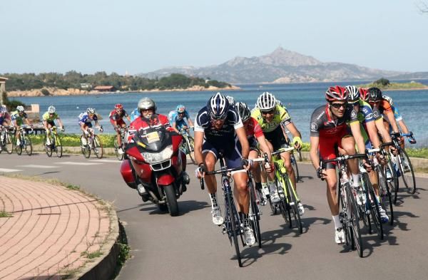 The big lead group makes its way towards Sarga