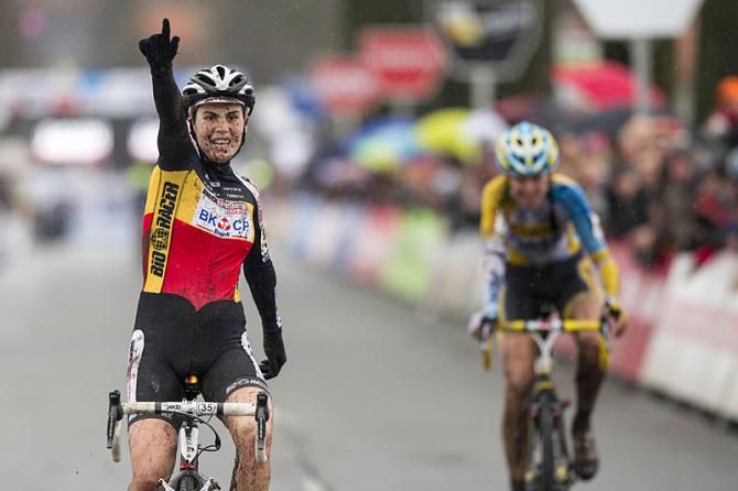 Sanne Cant out-sprints Nikki Harris in Loenhout